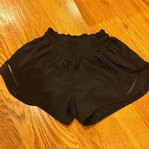 Lululemon Hotty Hot Low-Rise Lined Short 2.5" in Black
